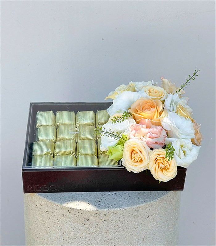 Grand Deluxe Pastel Çiçekler 32Li Deri Çikolata Tepsisi