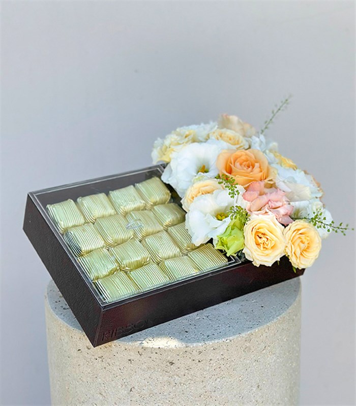 Grand Deluxe Pastel Çiçekler 32Li Deri Çikolata Tepsisi