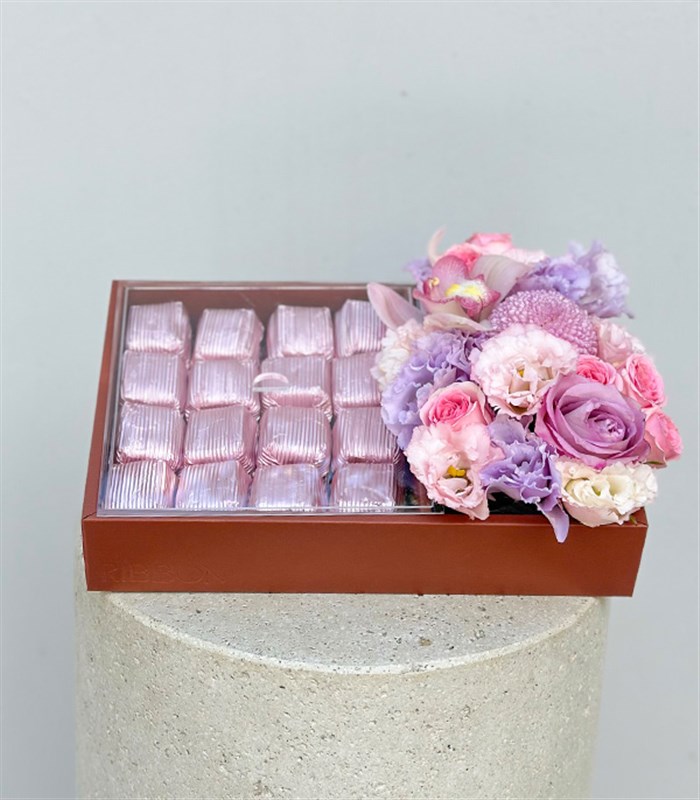 Grand Deluxe Lila Pembe Çiçekler 32Li Deri Çikolata Tepsisi