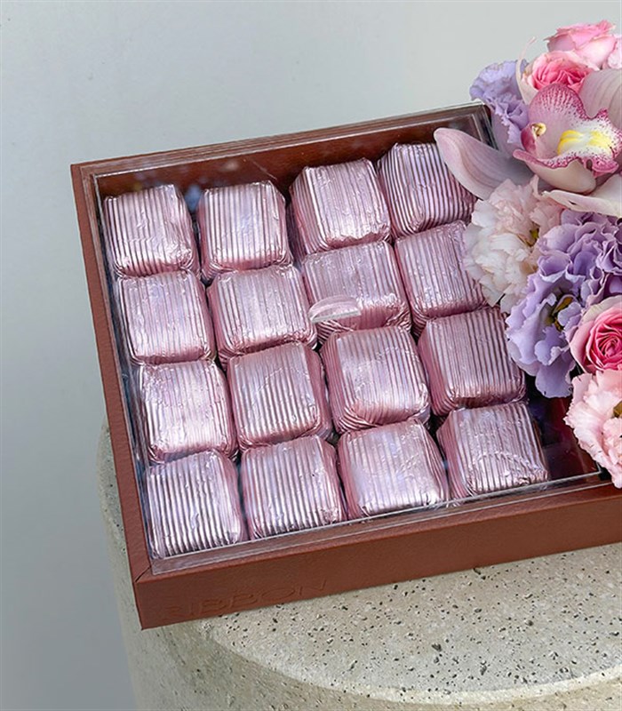 Grand Deluxe Lila Pembe Çiçekler 32Li Deri Çikolata Tepsisi