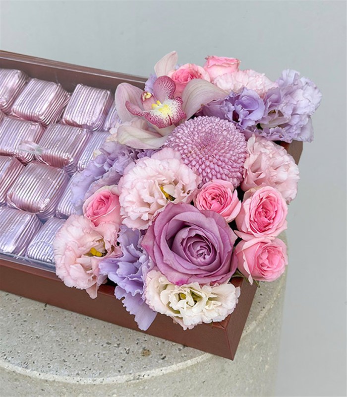Grand Deluxe Lila Pembe Çiçekler 32Li Deri Çikolata Tepsisi