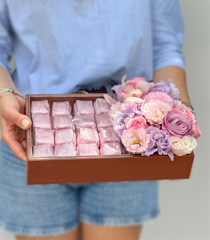 Grand Deluxe Lila Pembe Çiçekler 32Li Deri Çikolata Tepsisi