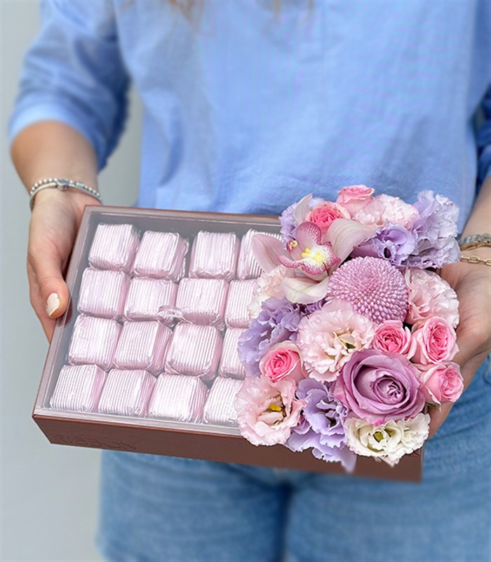 Grand Deluxe Lila Pembe Çiçekler 32Li Deri Çikolata Tepsisi