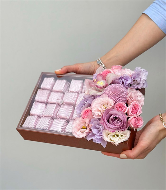 Grand Deluxe Lila Pembe Çiçekler 32Li Deri Çikolata Tepsisi