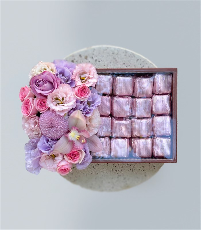 Grand Deluxe Lila Pembe Çiçekler 32Li Deri Çikolata Tepsisi