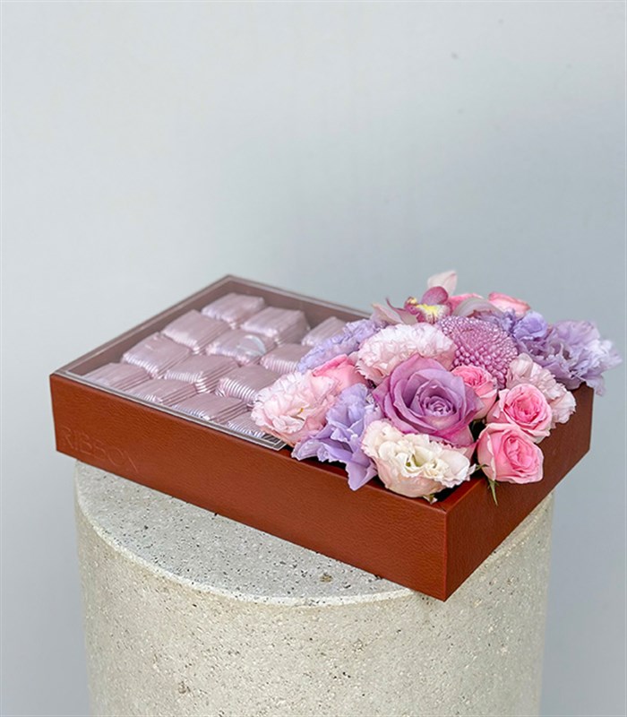 Grand Deluxe Lila Pembe Çiçekler 32Li Deri Çikolata Tepsisi