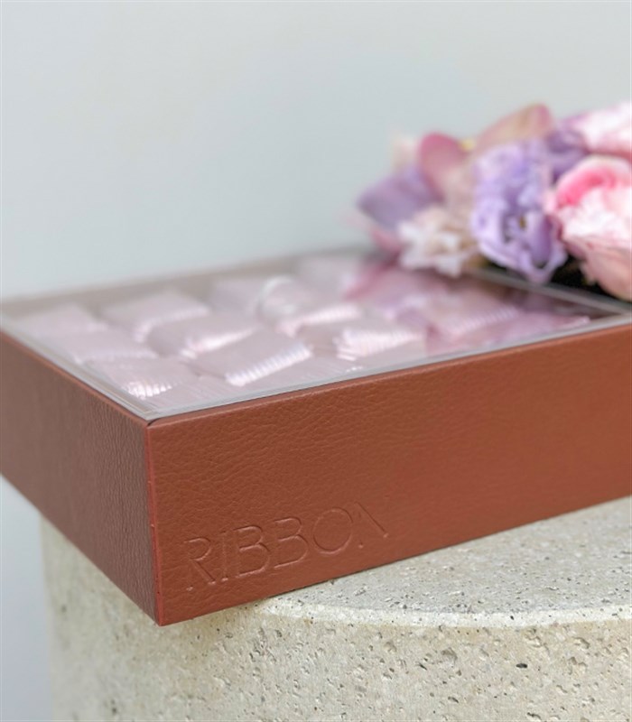 Grand Deluxe Lila Pembe Çiçekler 32Li Deri Çikolata Tepsisi