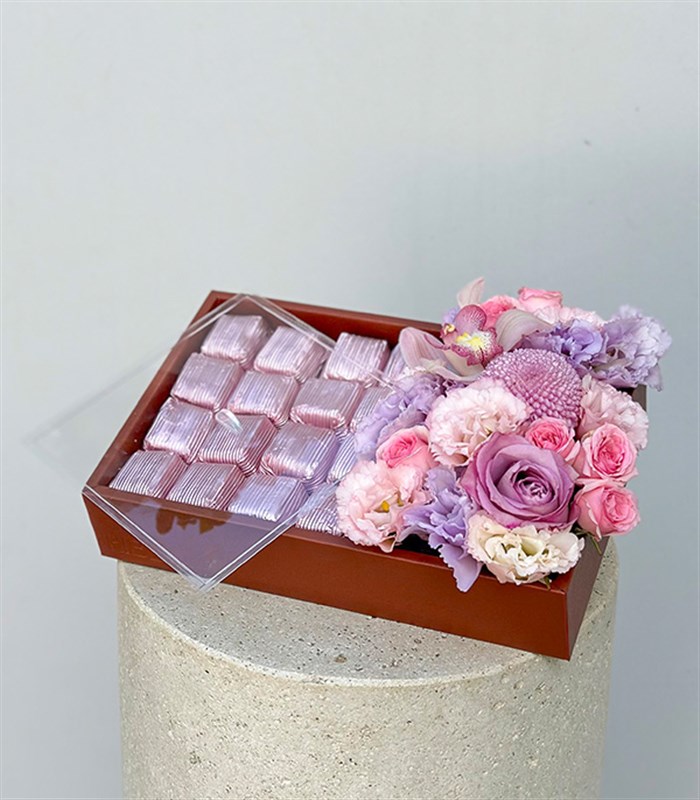 Grand Deluxe Lila Pembe Çiçekler 32Li Deri Çikolata Tepsisi