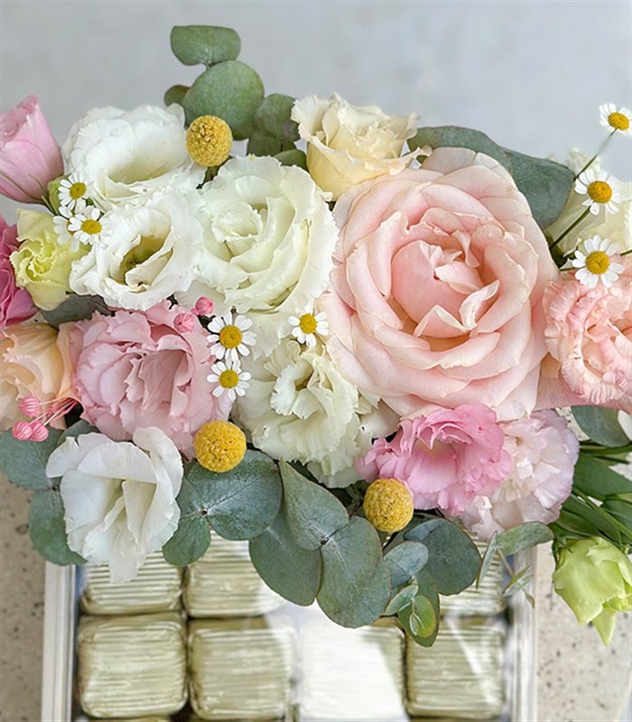 Grand Deluxe Bahar Çiçekleri 32Li Deri Çikolata Tepsisi