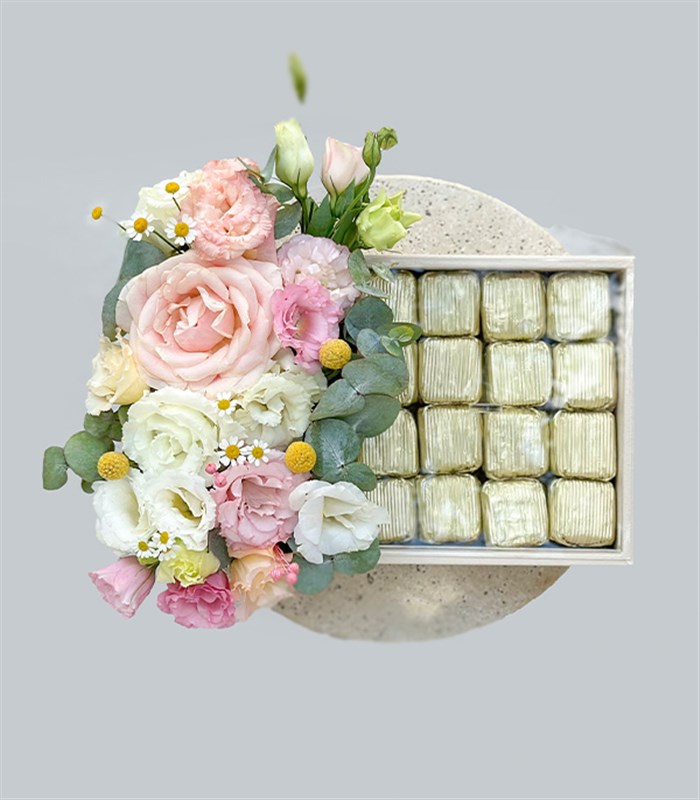 Grand Deluxe Bahar Çiçekleri 32Li Deri Çikolata Tepsisi