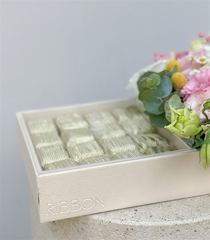 Grand Deluxe Bahar Çiçekleri 32Li Deri Çikolata Tepsisi