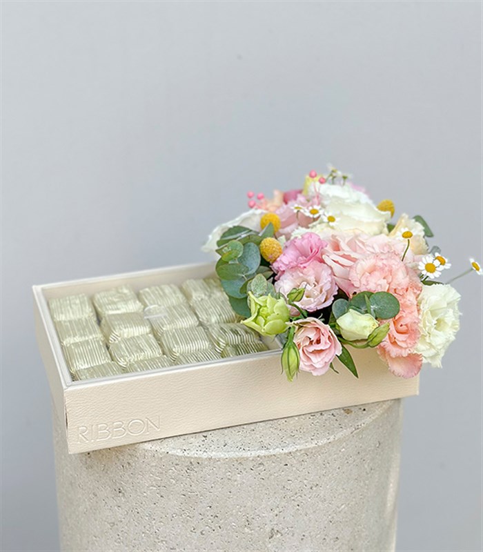 Grand Deluxe Bahar Çiçekleri 32Li Deri Çikolata Tepsisi