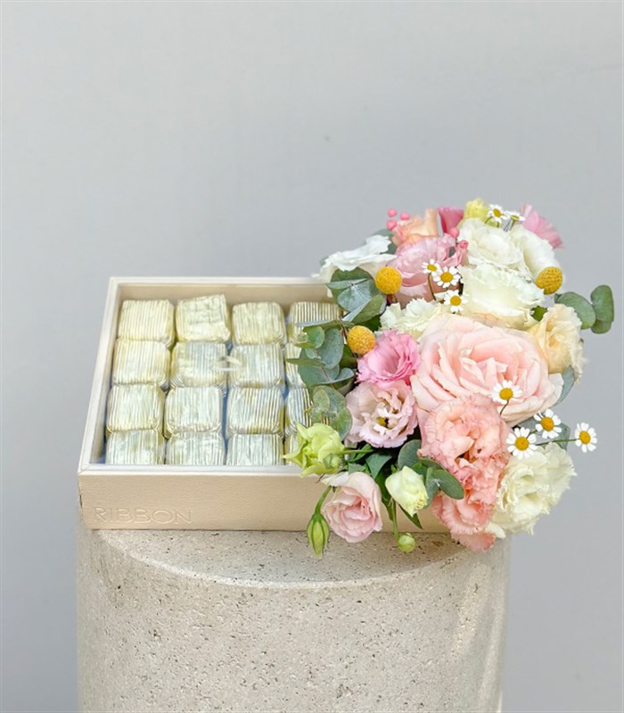 Grand Deluxe Bahar Çiçekleri 32Li Deri Çikolata Tepsisi