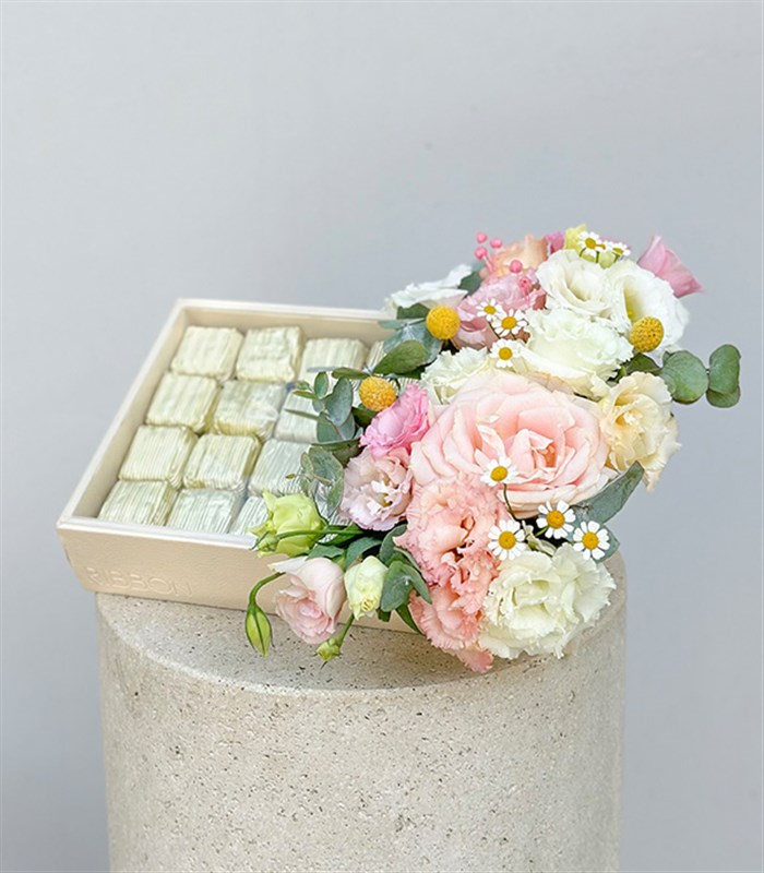 Grand Deluxe Bahar Çiçekleri 32Li Deri Çikolata Tepsisi