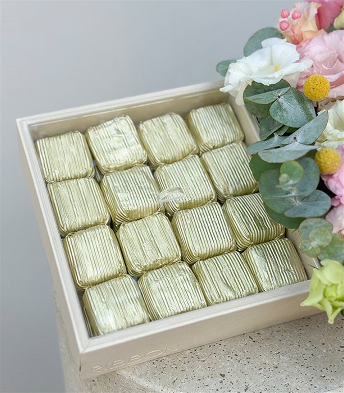 Grand Deluxe Bahar Çiçekleri 32Li Deri Çikolata Tepsisi