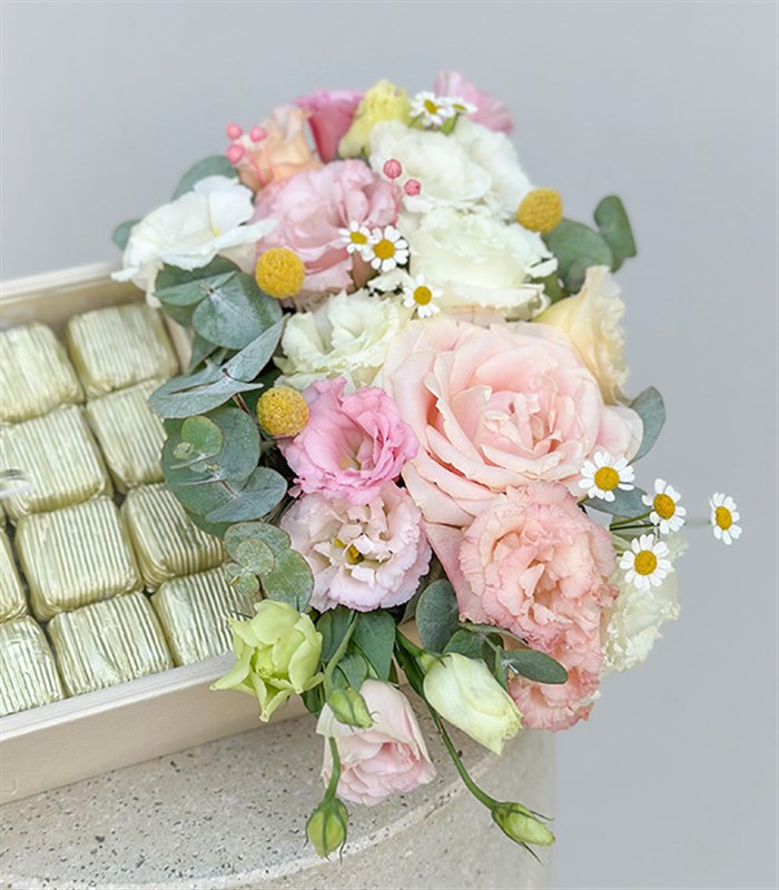 Grand Deluxe Bahar Çiçekleri 32Li Deri Çikolata Tepsisi