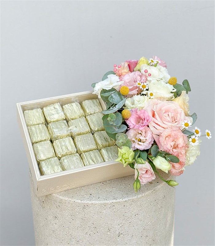 Grand Deluxe Bahar Çiçekleri 32Li Deri Çikolata Tepsisi