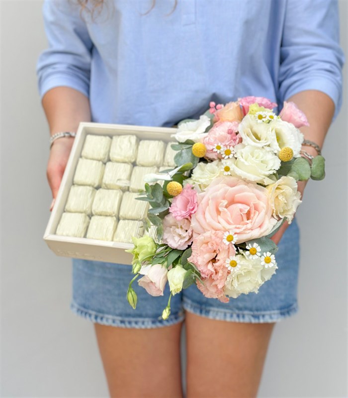 Grand Deluxe Bahar Çiçekleri 32Li Deri Çikolata Tepsisi