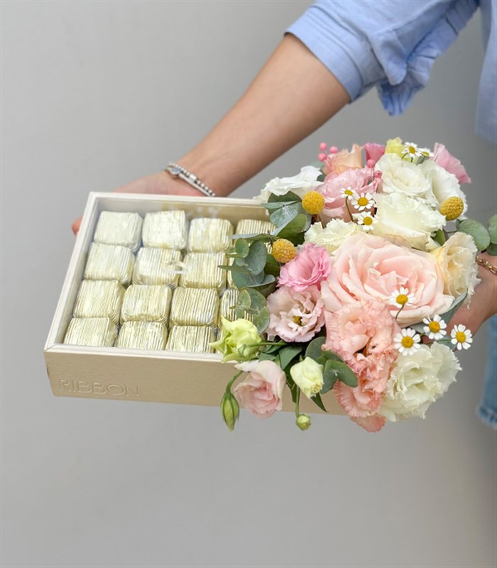 Grand Deluxe Bahar Çiçekleri 32Li Deri Çikolata Tepsisi