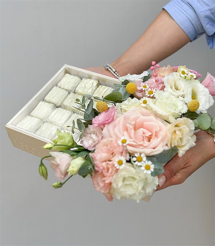 Grand Deluxe Bahar Çiçekleri 32Li Deri Çikolata Tepsisi