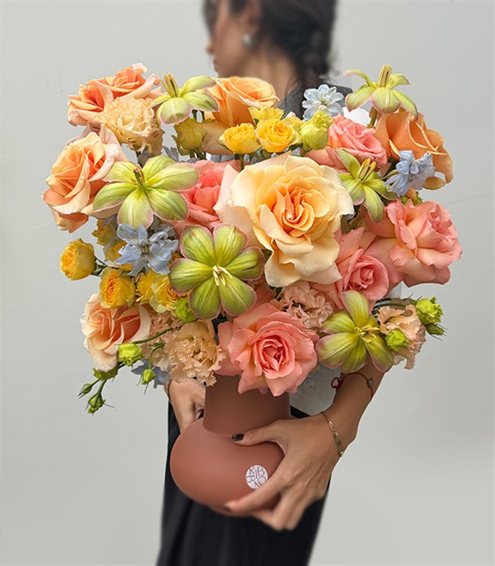 Briony Deluxe Mocha Mousse Seramik Vazoda Çiçekler