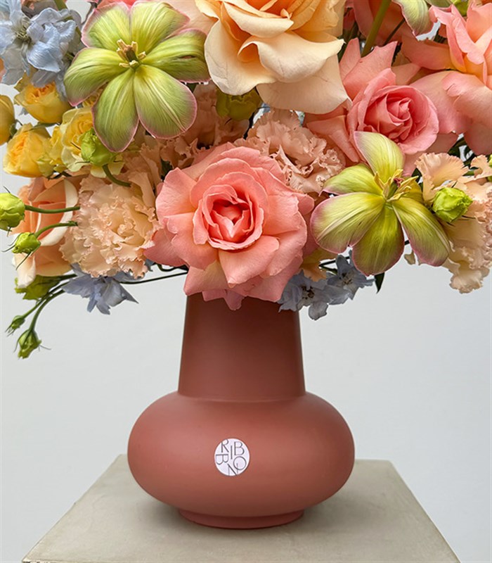 Briony Deluxe Mocha Mousse Seramik Vazoda Çiçekler