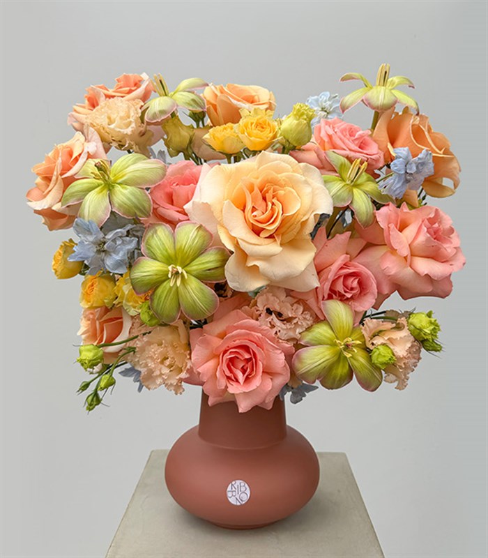 Briony Deluxe Mocha Mousse Seramik Vazoda Çiçekler