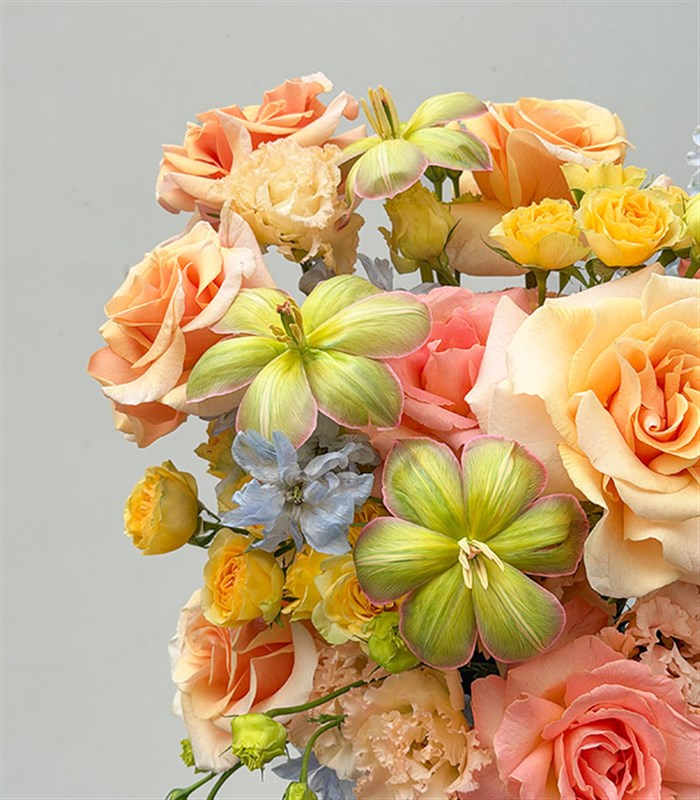 Briony Deluxe Mocha Mousse Seramik Vazoda Çiçekler