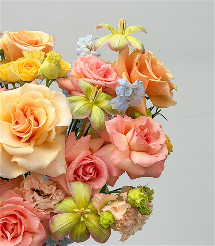 Briony Deluxe Mocha Mousse Seramik Vazoda Çiçekler