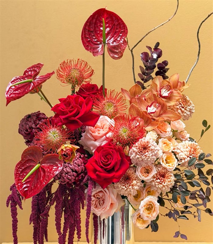 Amour Sculpted Silver Vazoda Kırmızı Gül Çiçekleri