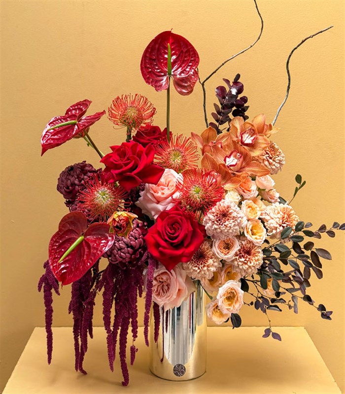 Amour Sculpted Silver Vazoda Kırmızı Gül Çiçekleri