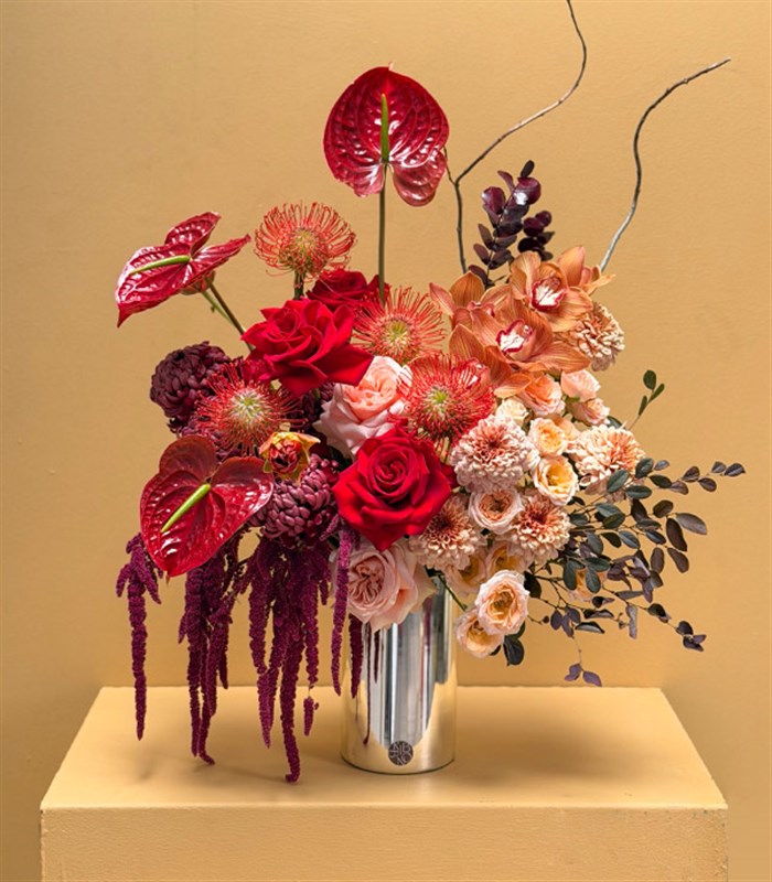 Amour Sculpted Silver Vazoda Kırmızı Gül Çiçekleri