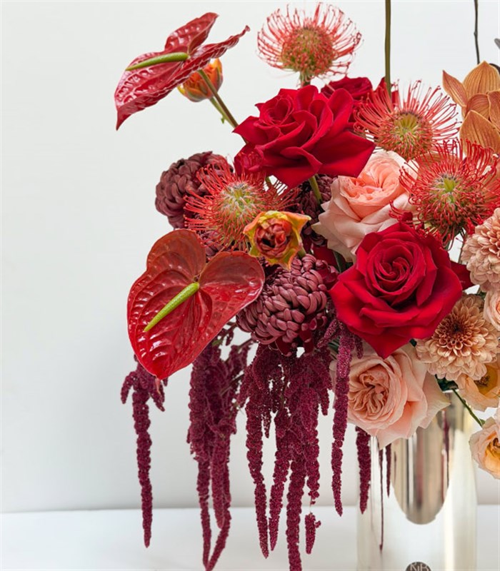 Amour Sculpted Silver Vazoda Kırmızı Gül Çiçekleri