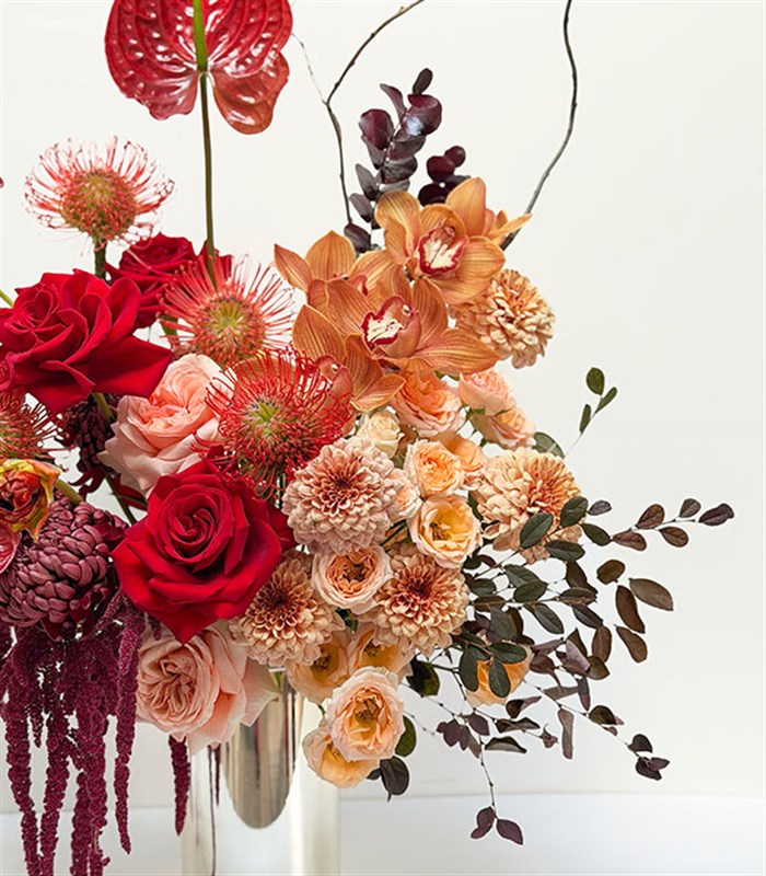 Amour Sculpted Silver Vazoda Kırmızı Gül Çiçekleri