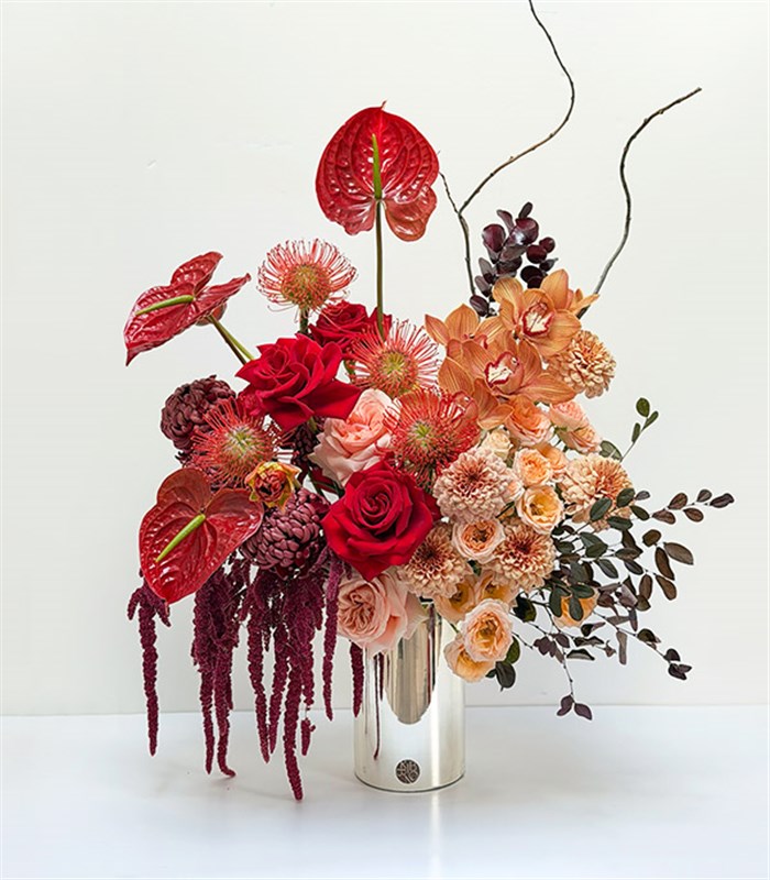 Amour Sculpted Silver Vazoda Kırmızı Gül Çiçekleri