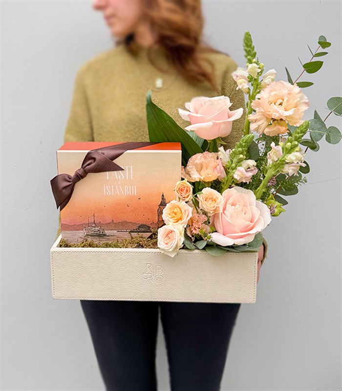 Krem Deri Kutuda Harem Chocolate Çikolatalı Lokum Çiçek Hediye Seti