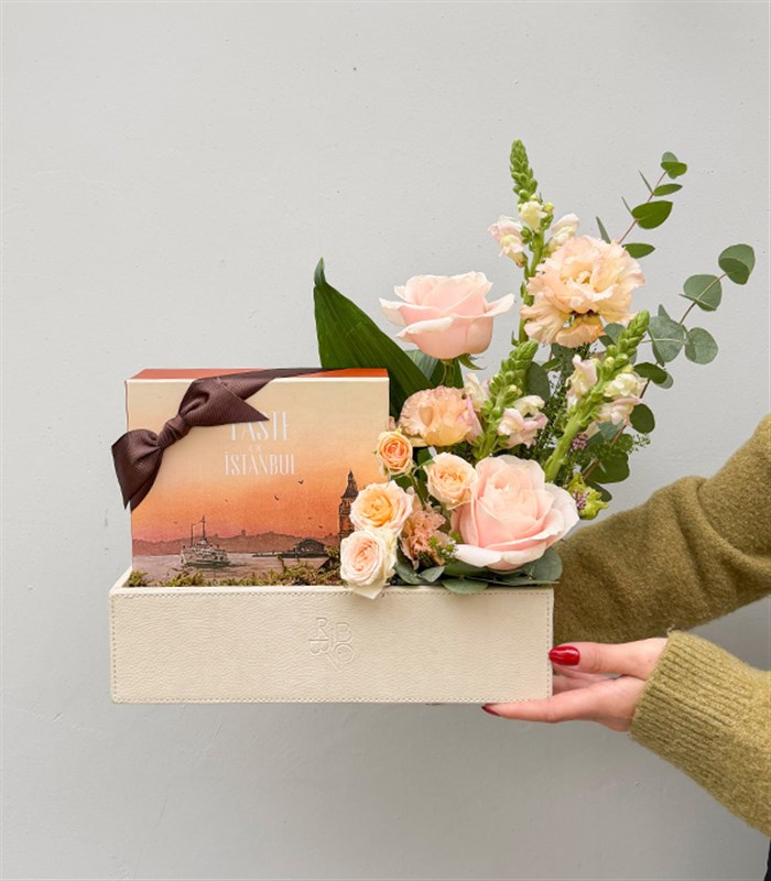 Krem Deri Kutuda Harem Chocolate Çikolatalı Lokum Çiçek Hediye Seti