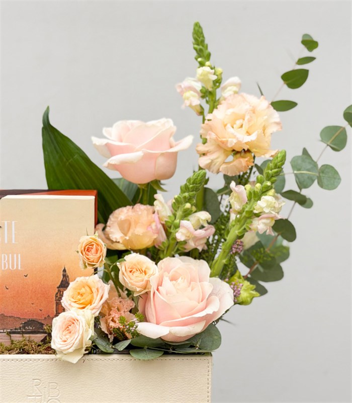 Krem Deri Kutuda Harem Chocolate Çikolatalı Lokum Çiçek Hediye Seti