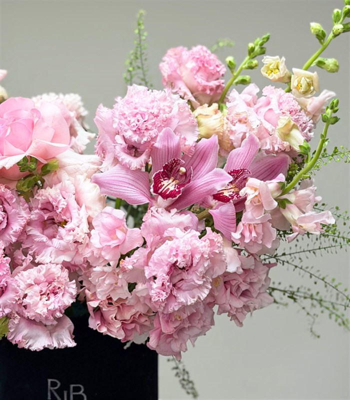 Rosetta Deluxe Siyah Kadife Kutuda Pembe Çiçekler Aranjmanı