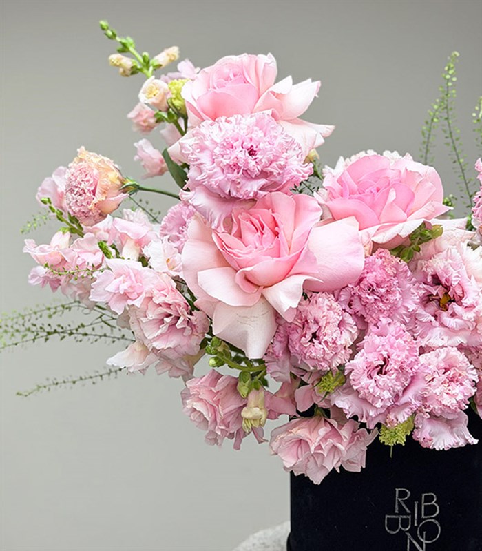 Rosetta Deluxe Siyah Kadife Kutuda Pembe Çiçekler Aranjmanı