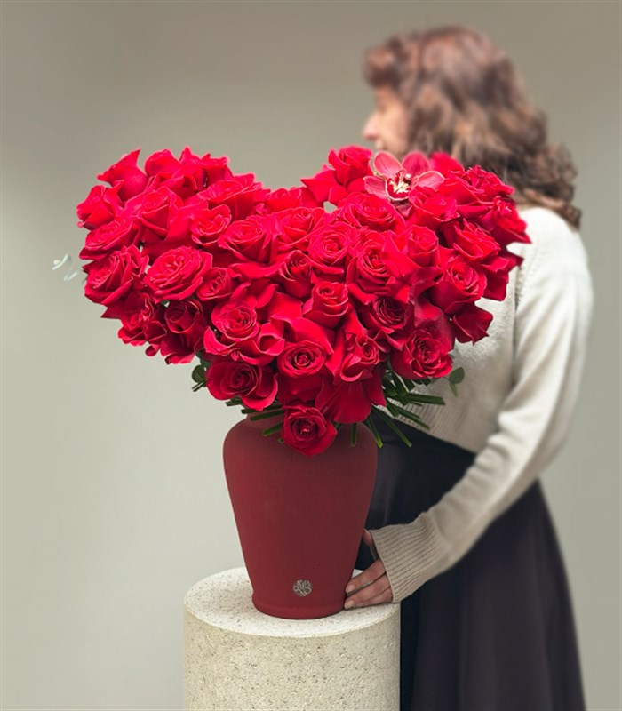 Red Heart Deluxe Bordo Vazoda Kalp 41 Kırmızı Gül Aranjmanı