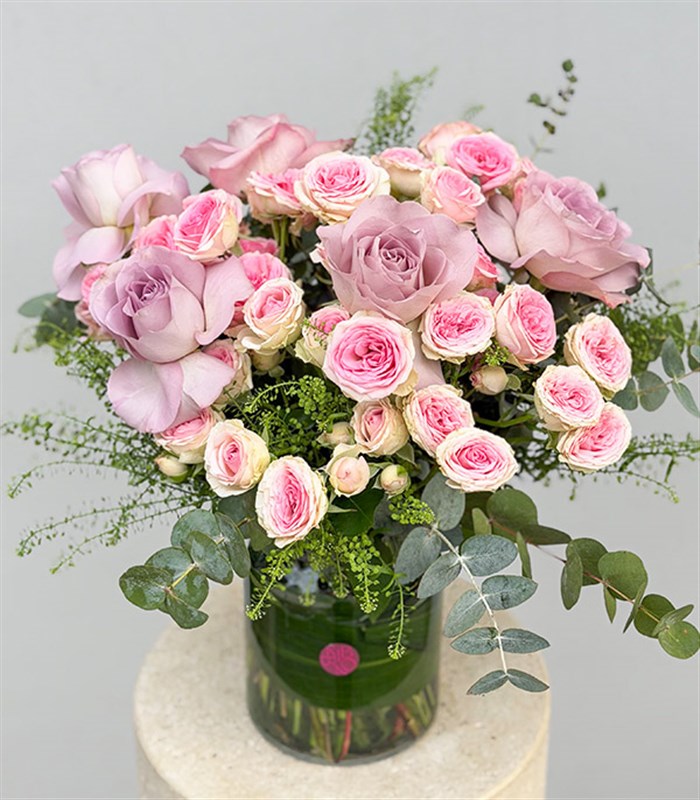 Moonlit Muse Cam Vazoda Lila Pembe Güller