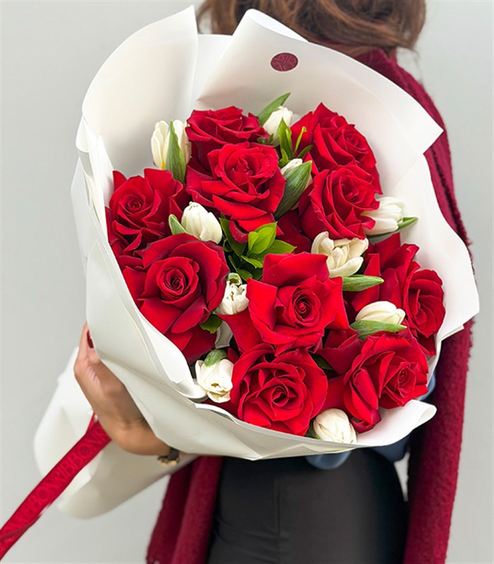 Just Deluxe Beyaz Lale Kırmızı Güller Buketi