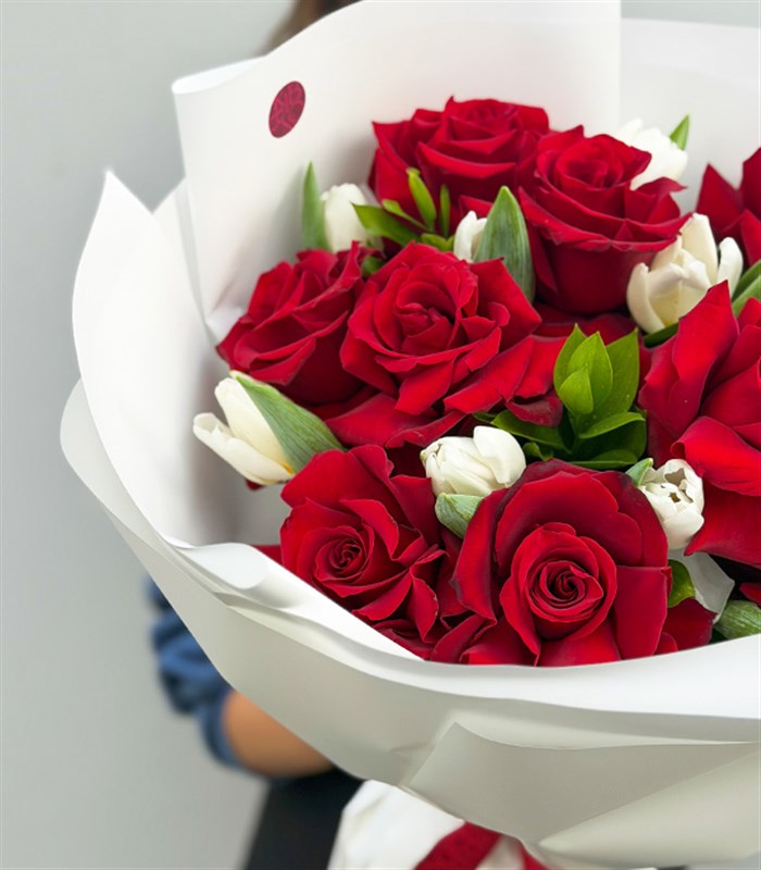 Just Deluxe Beyaz Lale Kırmızı Güller Buketi
