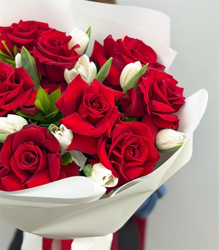 Just Deluxe Beyaz Lale Kırmızı Güller Buketi