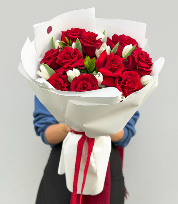 Just Deluxe Beyaz Lale Kırmızı Güller Buketi