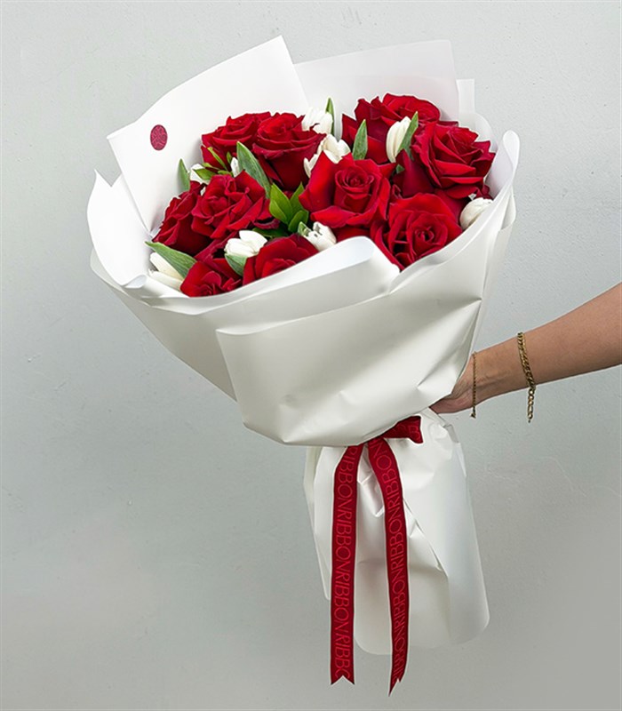 Just Deluxe Beyaz Lale Kırmızı Güller Buketi