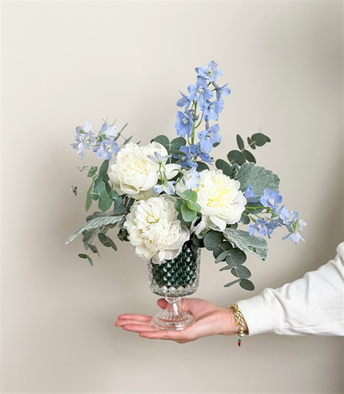 Ice Bloom Beyaz Şakayık Mavi Delfinyum Vazo Aranjmanı