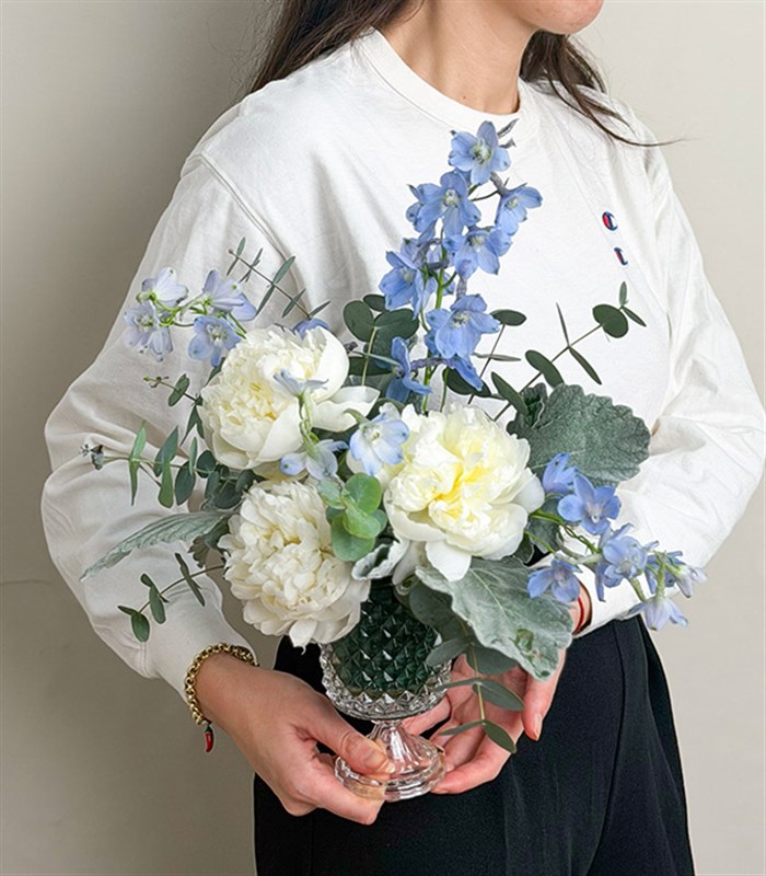 Ice Bloom Beyaz Şakayık Mavi Delfinyum Vazo Aranjmanı