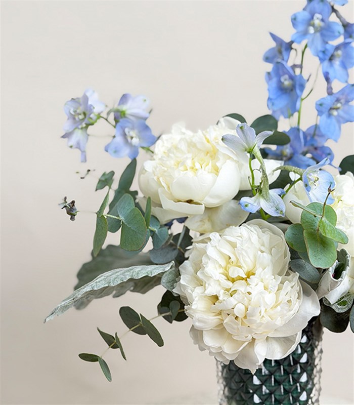 Ice Bloom Beyaz Şakayık Mavi Delfinyum Vazo Aranjmanı